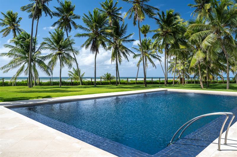 Piscina com coqueiral e vista para o mar