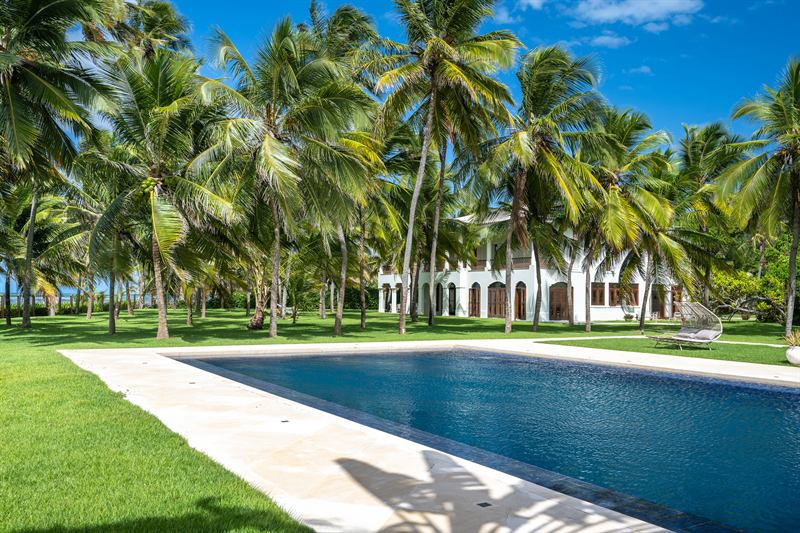 Piscina com a casa ao fundo