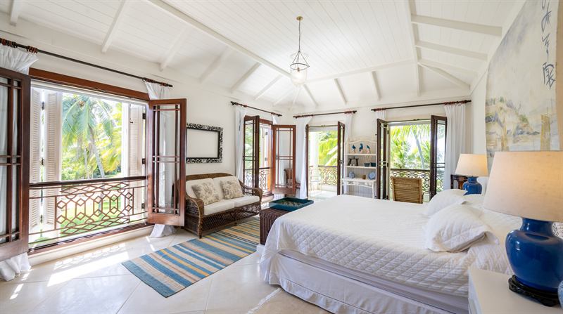 Varanda superior com vista para o jardim e o mar