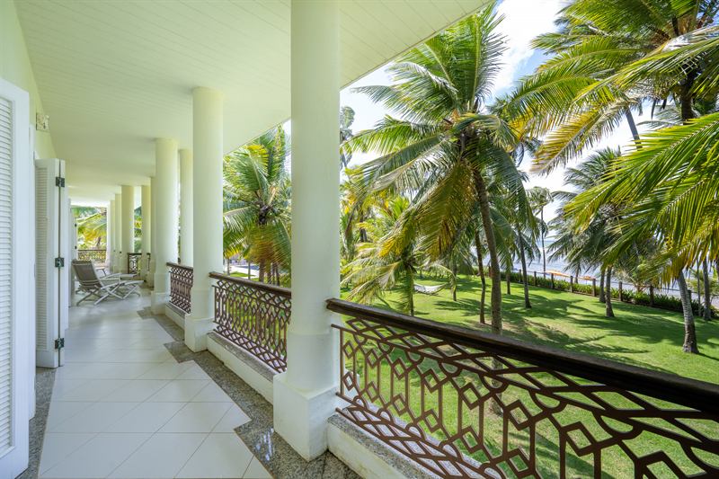 Suíte com varandas e vista para o jardim